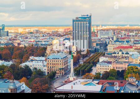 Blick auf die Stadt von oben mit dem Freiheitsdenkmal und der Peterskirche, Riga, Lettland Stockfoto