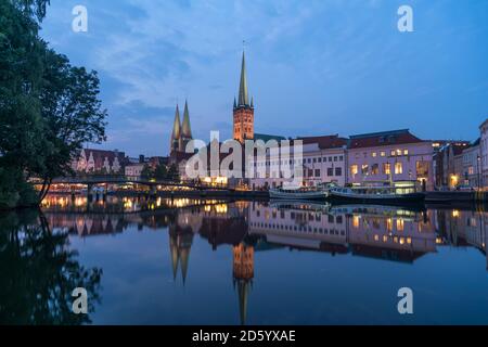 Deutschland, Lübeck, Altstadt und Fluss Trave in der Abenddämmerung Stockfoto