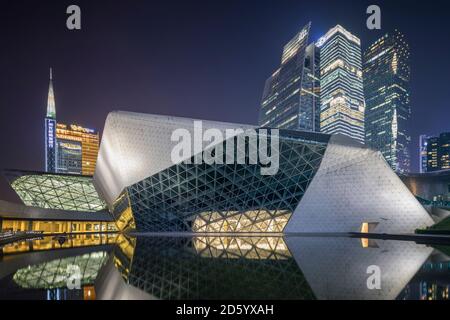 China, Guangzhou, Opernhaus bei Nacht Stockfoto