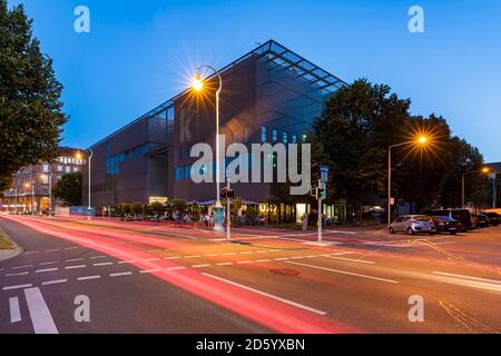 Deutschland, Mannheim, Blick auf neu gebaute Kunstgalerie zur blauen Stunde Stockfoto