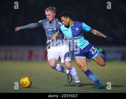 Wycombe Wanderers' Nathan Tyson (rechts) und Jack Grimmer von Coventry City (Links) Kampf um den Ball Stockfoto