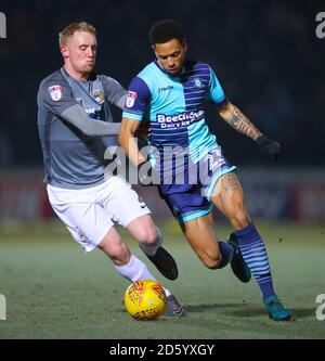 Wycombe Wanderers' Nathan Tyson (rechts) und Jack Grimmer von Coventry City (Links) Kampf um den Ball Stockfoto