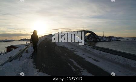 Leuchtturm am Henningsvaer Fußballstadion bei Sonnenaufgang auf den Lofoten-Inseln in Norwegen. Stockfoto