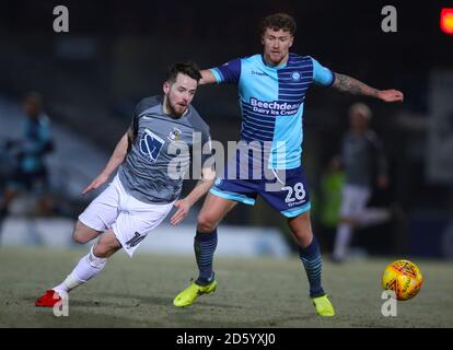 Dan Scarr von Wycombe Wanderers (rechts) und Marc McNulty von Coventry City (Links) Kampf um den Ball Stockfoto