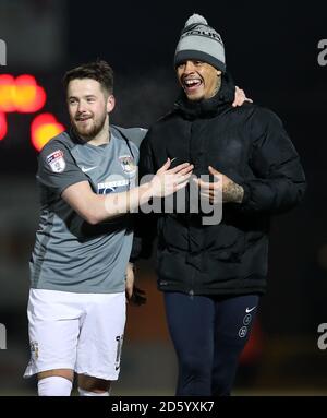 Marc McNulty von Coventry City (links) und Jonson Clarke-Harris (rechts) Stockfoto