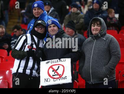 Rochdale Fans halten ein No Diving Schild an Tottenham Hotspur's DELE Alli Stockfoto