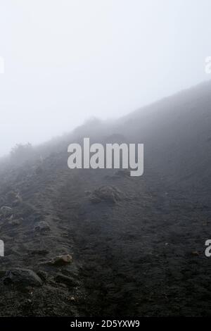 USA, Hawaii, Maui, Haleakala, Nebel in den Vulkankrater Stockfoto