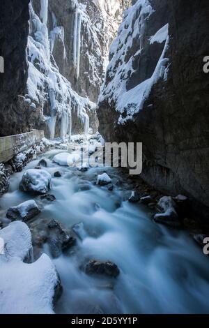 Deutschland, Bayern, Oberbayern, Garmisch-Partenkirchen, Blick auf Eiszapfen in der Partnachklamm Schlucht Stockfoto