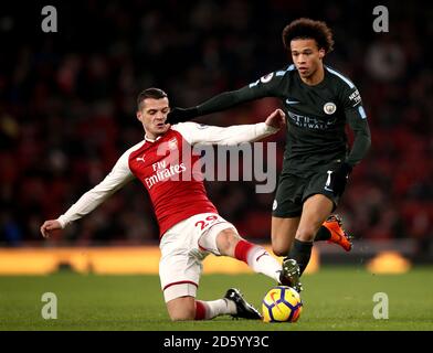 Manchester City's Leroy Sane (rechts) und Arsenal's Granit Xhaka (links) Kampf um den Ball Stockfoto