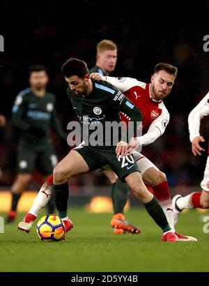 Bernardo Silva von Manchester City (links) und Aaron Ramsey von Arsenal (rechts) Kampf um den Ball Stockfoto