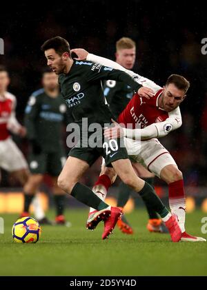 Bernardo Silva von Manchester City (links) und Aaron Ramsey von Arsenal (rechts) Kampf um den Ball Stockfoto