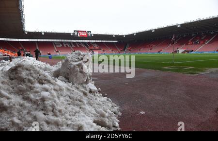 Schnee stapelte sich im St. Mary's Stadium Stockfoto