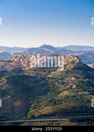 Italien, Sizilien, Provinz Enna, Blick von Enna zum Bergdorf Calascibetta Stockfoto