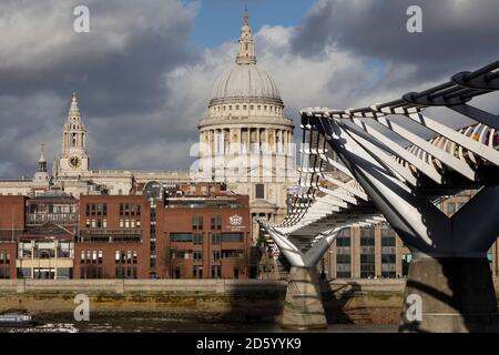 Großbritannien, London, City of London, Millenium Bridge und St. Paul's Cathedral Stockfoto