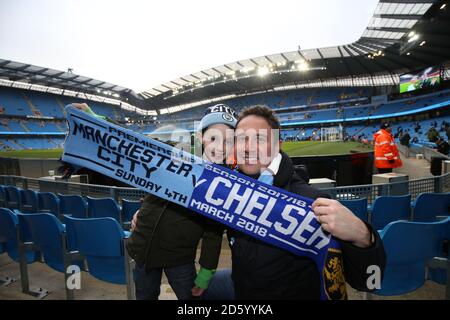 Fans halten einen halben Schal hoch Stockfoto
