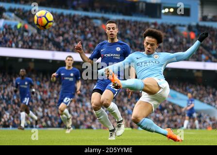 Chelsea Cesar Azpilicueta (links) und Manchester City Leroy Sane in Aktion, Stockfoto