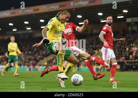 Norwich City's Onel Hernandez (links) und Nottingham Forest's Ben Osborn Kampf um den Ball Stockfoto