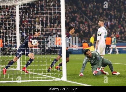 Paris Saint-Germain Edinson Cavani (links) holt den Ball nach dem Tor Das erste Tor seiner Spielseite Stockfoto