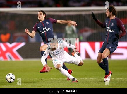 Paris Saint-Germain's Edinson Cavani (links) und Real Madrid's Carlos Casemiro Kampf um den Ball Stockfoto