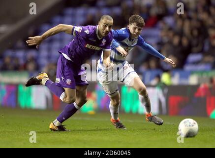 Bolton Wanderers' Darren Pratley (links) und Reading's Tom Holmes Battle Für den Ball Stockfoto