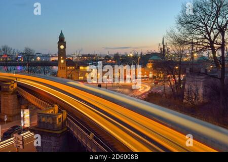 Deutschland, Hamburg, Clocktower Landungsbrücken und leichte Spuren von einer u-Bahn bei Sonnenuntergang Stockfoto