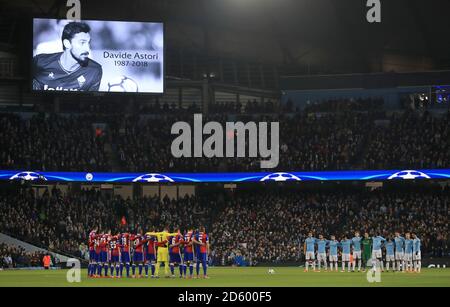 Die Spieler von Manchester City und FC Basel halten eine Schweigeminute ein Zu Ehren des verstorbenen Davide Astori Stockfoto