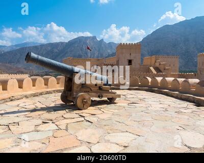 Oman, Al Batinah Region, Al Hajar Mountains, Nakhal, Fort Nakhal und Jebel Nakhl Massiv Stockfoto