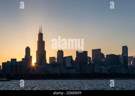 USA, Illinois, Chicago, Skyline, Willis Tower und Lake Michigan bei Sonnenuntergang Stockfoto