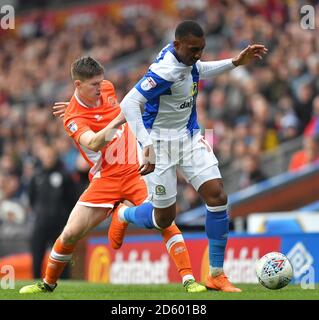 Blackburn Rovers' Amari'i Bell kämpft mit Blackpool's Daniel Philliskirk Stockfoto