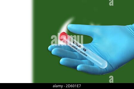 Prüfung auf Vorhandensein von Coronavirus. Röhrchen mit einer Tupfer-Probe, die positiv auf COVID-19 getestet wurde. Pakistan Flagge im Hintergrund. Stockfoto