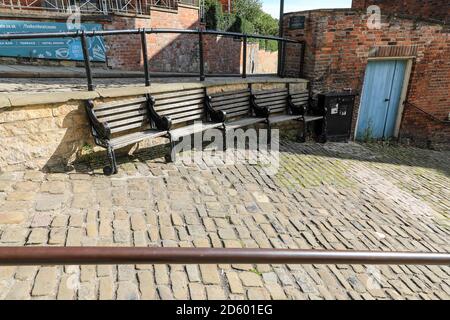 Holzsitze auf dem Gipfel des Steep Hill, City of Lincoln, Lincolnshire, England, Großbritannien Stockfoto