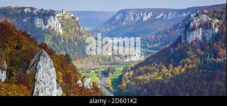 Deutschland, Baden-Württemberg, Naturpark obere Donau, Ansicht des oberen Donautal und Werenwag Schloss im Herbst Stockfoto
