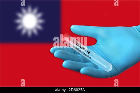 Prüfung auf Vorhandensein von Coronavirus. Röhrchen mit einer Tupfer-Probe, die positiv auf COVID-19 getestet wurde. Taiwan Flagge im Hintergrund. Stockfoto