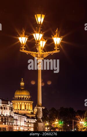 Russland, Sankt Petersburg, Palace Square und St. Isaak Kathedrale Stockfoto