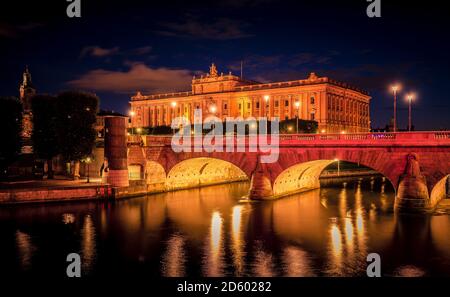 Schweden, Stockholm, Blick zum Parlamentsgebäude mit Norrbro Brücke im Vordergrund bei Nacht Stockfoto