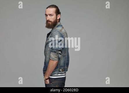 Porträt des Mannes mit Vollbart tragen Jeansjacke Stockfoto