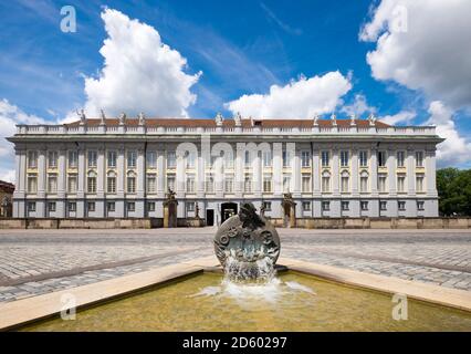 Deutschland, Bayern, Mittelfranken, Ansbach, Brunnen Ansbachantin und Residenz Stockfoto