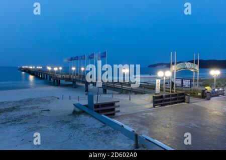 Blick auf beleuchtete Seebrücke am Abend, Binz, Deutschland Stockfoto
