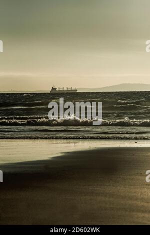 Spanien, Andalusien, Tarifa, Fracht Schiff vor der Küste Stockfoto