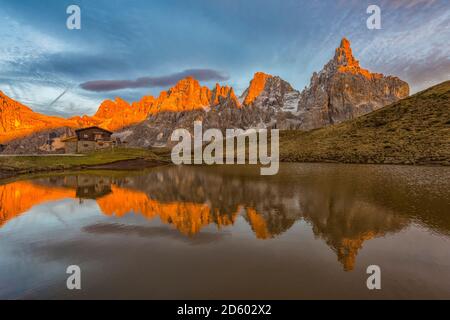 Italien, Trentino, Dolomiten, Passo Rolle, Baita Segantini Chalet und Pale di San Martino Range Stockfoto