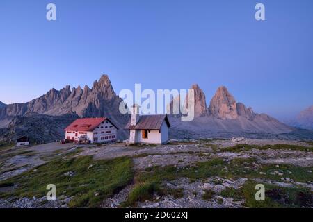 Kapelle und Refugio Antonio Locatelli mit der berühmten Tre Cime di Lavaredo und Monte Paterno bei Sonnenaufgang, Trentino-Südtirol, Italien Stockfoto