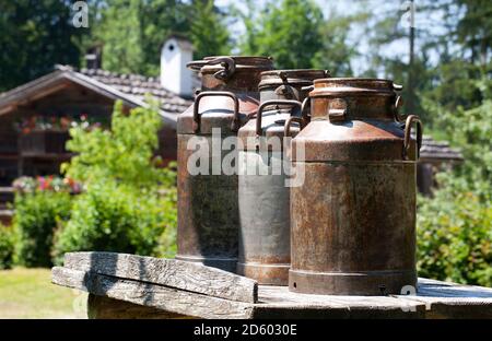 Österreich, Salzburger Land, Freilichtmuseum Grossgmain, alte Milchkannen Stockfoto