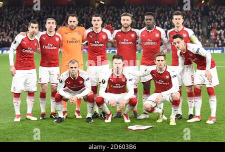 Arsenals Teamgruppe, oberste Reihe (von links nach rechts): Henrikh Mkhitaryan, Hector Bellerin, David Ospina, Granit Xhaka, Shkodran Mustafi, Danny Welbeck und Laurent Koscielny. Untere Reihe (von links nach rechts): Jack Wilshere, Aaron Ramsey, Nacho Monreal und Mesut Ozil Stockfoto