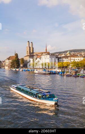 Schweiz, Zürich, Blick auf Stadt mit Bootstour auf der Limmat im Vordergrund Stockfoto