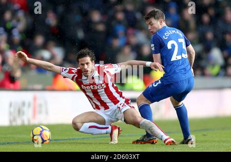 Ramadan Sobhi von Stoke City (links) und Seamus Coleman-Schlacht von Everton Für den Ball Stockfoto