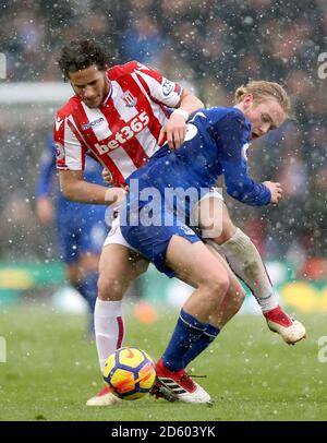 Ramadan Sobhi von Stoke City (links) und Evertons Kampf Tom Davies Für den Ball Stockfoto