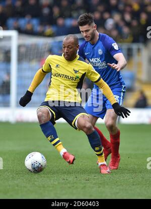 Wes Thomas von Oxford United (links) und Andrew Hughes von Peterborough United Stockfoto