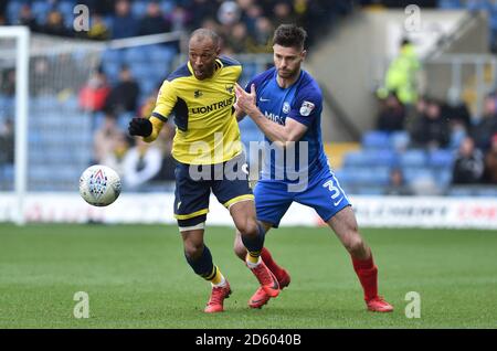 Wes Thomas von Oxford United (links) und Andrew Hughes von Peterborough United Stockfoto