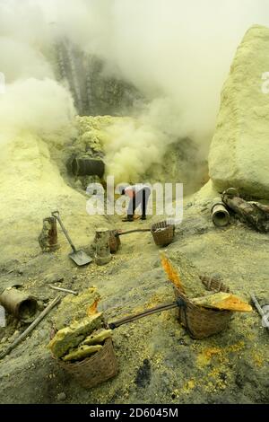 Indonesien, Java, Schwefelbergarbeiter, die im Krater von Kawah Ijen arbeiten Stockfoto