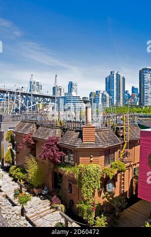 Kanada, British Columbia, Vancouver, Blick von Granville Island, Schwimmendes Haus im Vordergrund Stockfoto